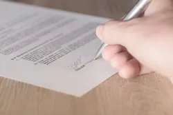 Quelle: pixabay.com Unterschrift auf einem Arbeitsvertrag