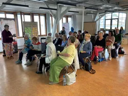 Teilnehmende der Sommerakademie zu Besuch bei Innocel