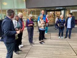 Teilnehmende der Sommerakademie vor dem Vitra Museum