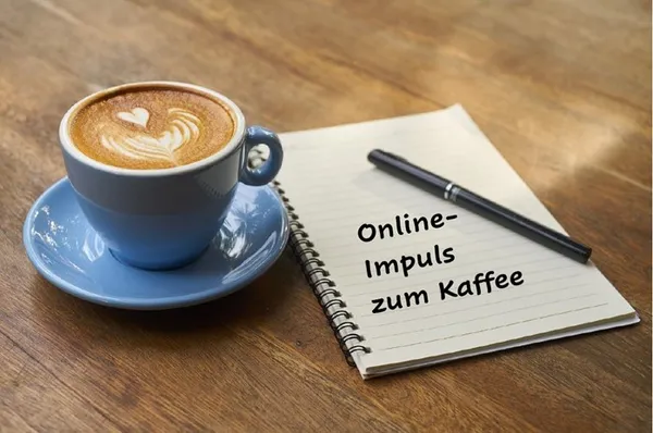 blaue Kaffeetasse mit Milchschaumherz, Block und Stift