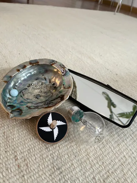 Gegenstände auf Tisch