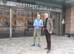 Kaufhauseingang; davor T. Naether und A. Bordne