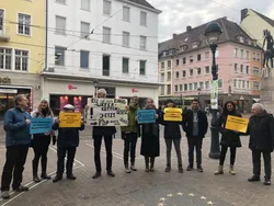 Aktion zum Lieferkettengesetz  Menschen stehen im Halbkreis