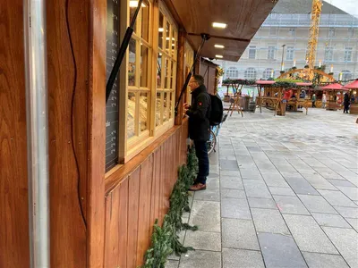 Herr Kunath übergibt einen Ingwershot an die Aussteller