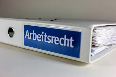 Quelle: Rainer Sturm/ pixelio.de Ordner mit Beschriftung "Arbeitsrecht"