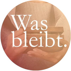 Der Button mit dem Schriftzug "Was bleibt." zeigt ein in Händen gehaltenes Schatzkästchen