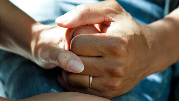 Eine Hand hält eine andere