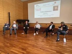 Teilnehmende der Podiumsdiskussion des Badischen Dialogs sitzen im Halbkreis zusammen