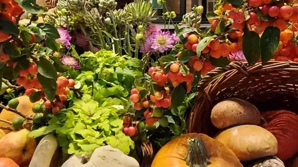 Ueppige Blumen und Herbstgemuese