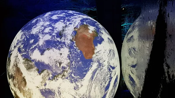 Illuminierter Globus mit Spiegelung