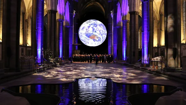 Chor in illuminierter Kirche unter illuminiertem Globus