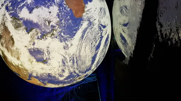 Illuminierter Globus mit Spiegelung