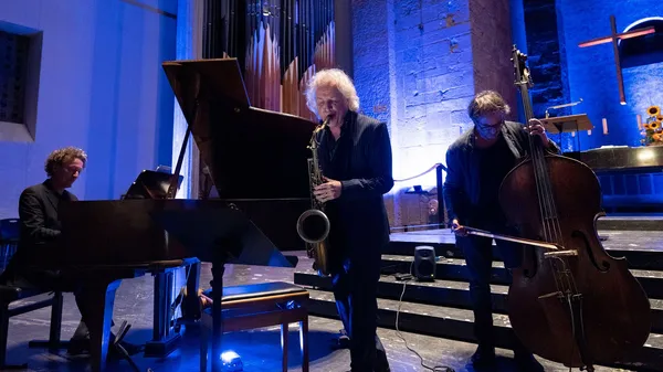 Jazzmusiker in blau erleuchteter Kirche