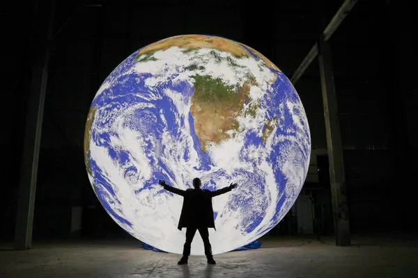 Kunstinstallation Gaia, ein großer Globus
