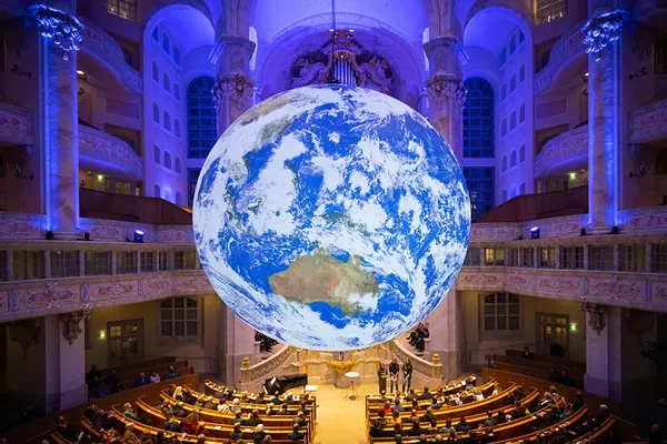 Kunstinstallation Gaia, ein großer Globus