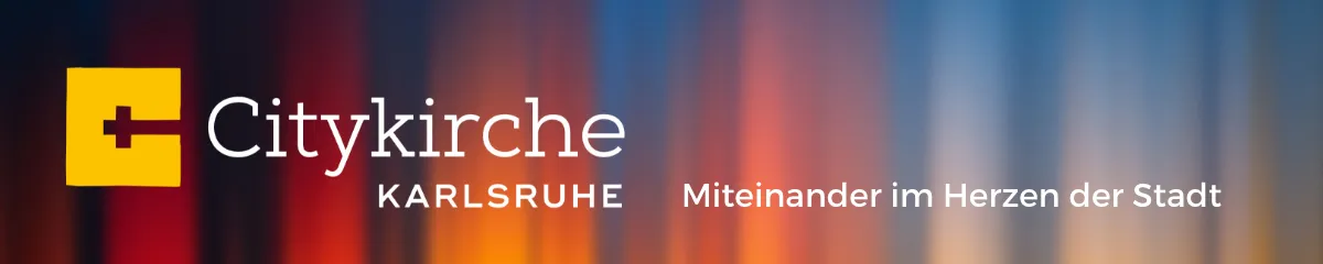 Logo und Motto der Citykirche Karlsruhe vor einem Hintergrund aus bunten Lichtern: "Miteinander im Herzen der Stadt"