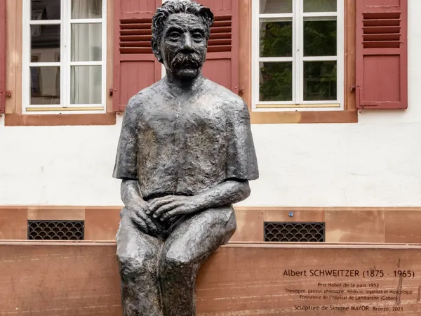 Albert-Schweitzer-Statue in Strasbourg