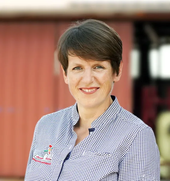 halbnahe Portraitaufnahme der Bäuerin Anne Körkel, eine lächelnde Frau mit kurzen braunen Haaren