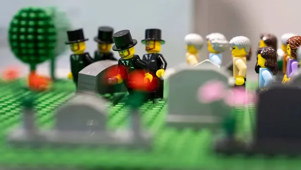 Legofiguren in Bestattungsszene