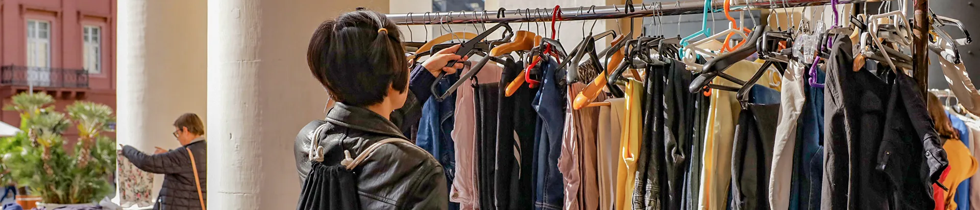 Kleidertausch vor der Evangelischen Stadtkirche in Karlsruhe