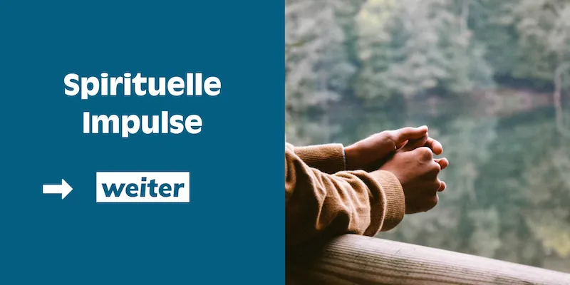 Arme auf Geländer an Wald-See gestützt