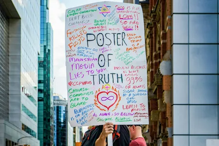 Poster mit Verschwörungstheorien