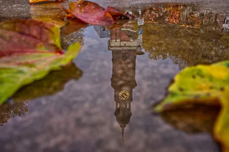 Kirchturm spiegelt sich im Wasser