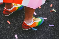 Quelle: Clem Onojeghuo/Unsplash Bunte Schuhe auf Konfetti