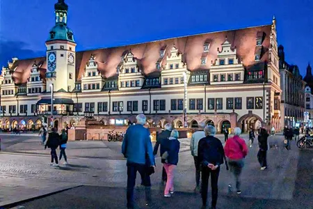 Quelle: Evangelische Akademie Baden Personen auf dem nächtlichen Marktplatz in Leipzig