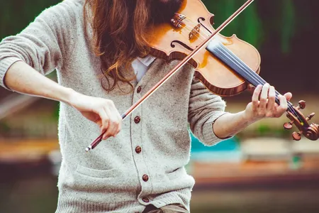 Quelle: Clem Onojeghuo/Unsplash.jpg Geige spielende Person