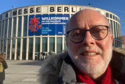 Pfarrer Peter Schock vor dem eIngang zur Messe Berlin