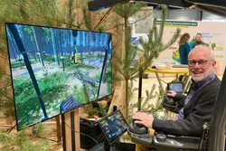 Pfarrer Peter Schock im Forstmaschinen-Simulator