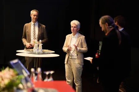 Quelle: Hochschule Offenburg, Hochschule Offenburg Gerhard Schreiber, Marie-Agnes Strack-Zimmermann, Gernot Meier und Tobias Kreilos stehen zusammen im Gespräch