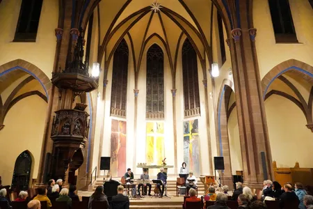musikalischer Vortrag im Altarbereich einer alten Kirche
