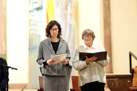 zwei Sprecherinnen tragen einen Text vor