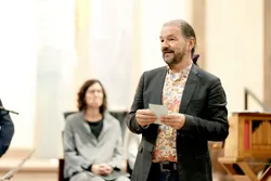 Quelle: Iris Rothe Akademieleiter Pfarrer Dr. Gernot Meier hält eine Einführungsrede