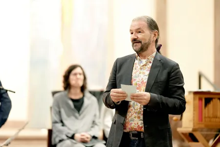 Akademieleiter Pfarrer Dr. Gernot Meier hält eine Einführungsrede