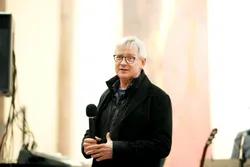 Quelle: Iris Rothe Pfarrer Christian Kühlewein-Roloff spricht zu den Gästen
