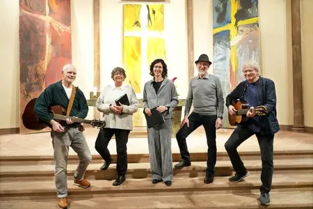 das fünfköpfige Kreativteam des Abends: das Trio HinterSinn und die Sprecherinnen C. Schmidt und M. Rudolph