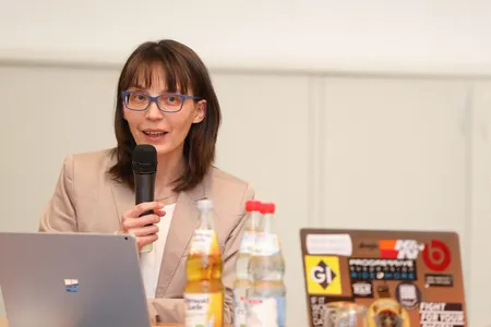 Quelle: Nina Setzler/Evangelische Akademie Baden Daniela Oelke spricht im Providenzhaus in Heidelberg