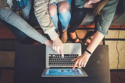 Menschen vor Computer