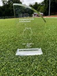 gläserne Trophäe für den 2. Platz auf einer Wiese