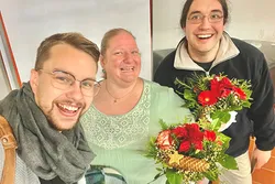 Quelle: Josef John die drei Preisträger:innen des Innovationspreises strahlen in die Kamera: Diakonin Sandra Kemp, Diakon Sascha Buchberger und Diakon Josef John